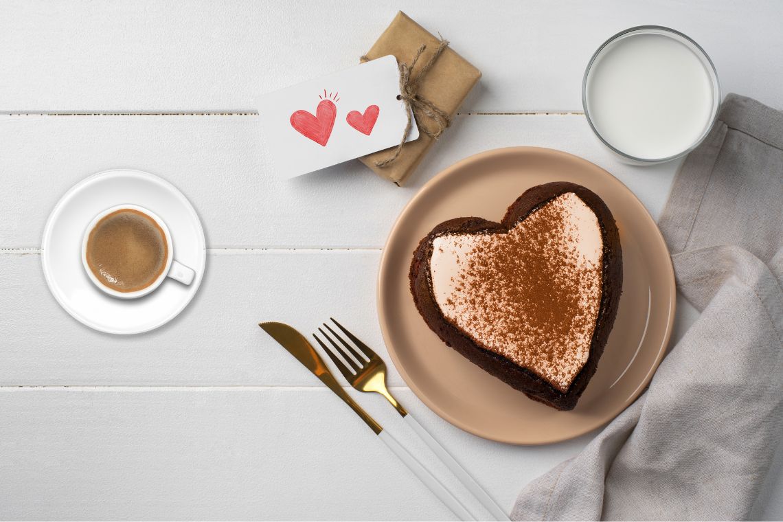 Torta a forma di cuore con mousse al caffè per San Valentino